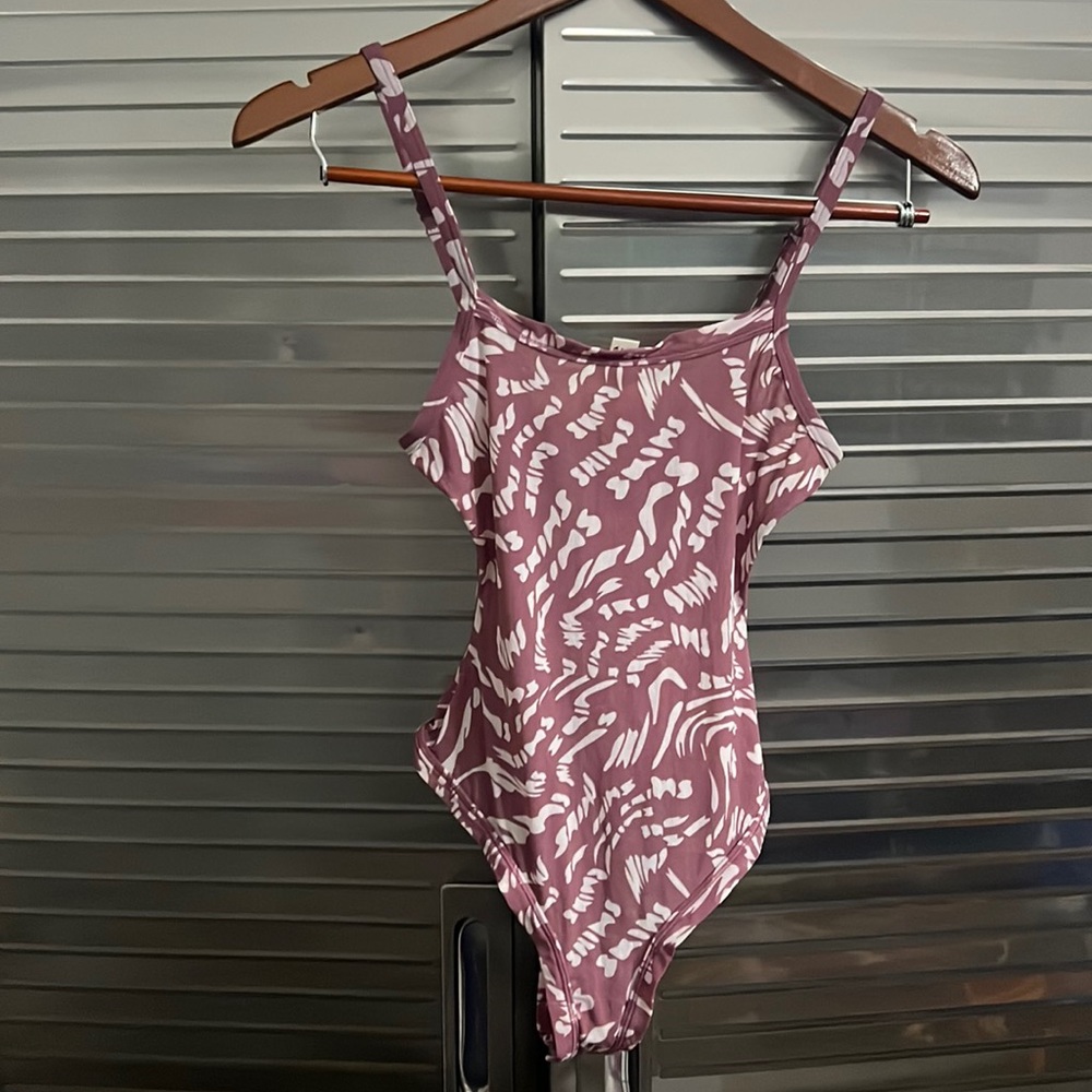 NWOT SKIMS Summer Mesh Strappy Bodysuit Raspberry Swirl Print Small